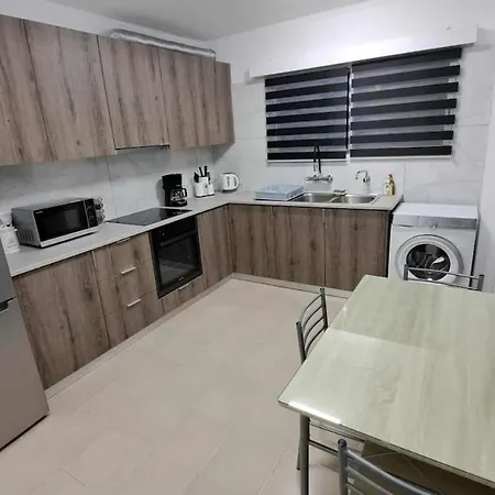 Center And Supermarket Walking Distance Apartment *